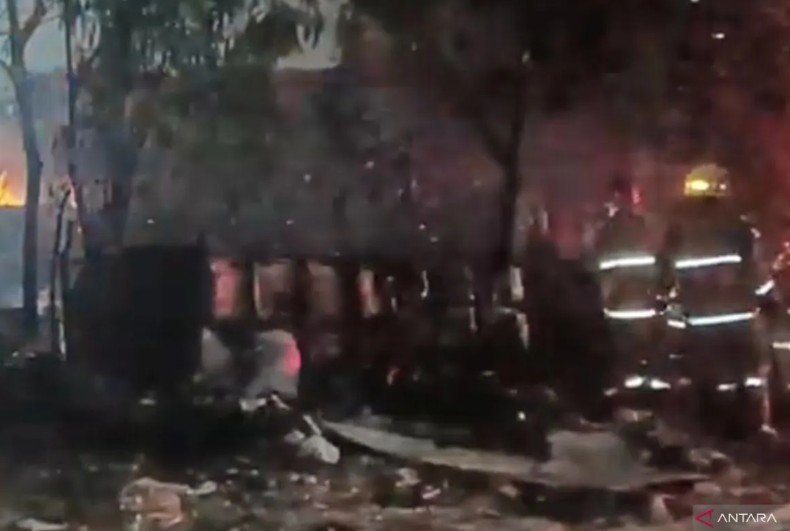 Toko Gas di Pulo Gebang Ludes Terbakar, Percikan Listrik Diduga Jadi Pemicu Ledakan