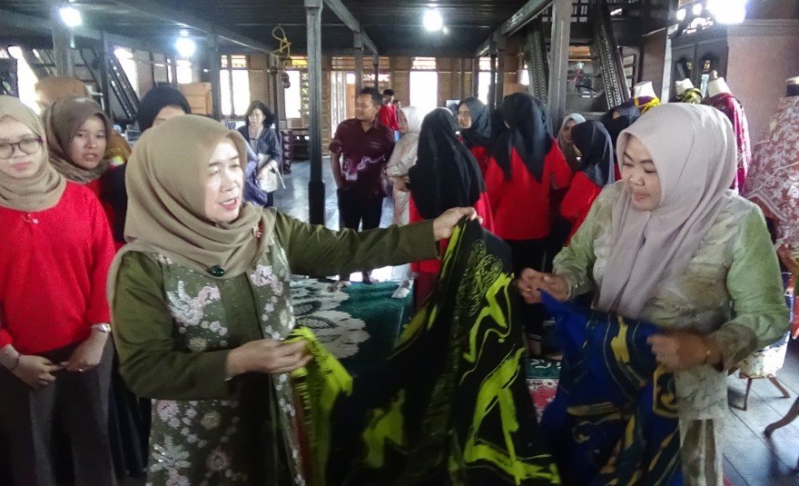 Hj. Hesti Haris Dorong Lahirnya Wirausaha Muda Melalui Pelatihan Batik Kontemporer PKW