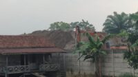 Warga Penyengat Olak Desak Pemerintah Tindak Stokpile Pasir, Rumah Retak hingga Tiap Hari "Makan Debu" Warga Penyengat Olak Desak Pemerintah Tindak Stokpile Pasir, Rumah Retak hingga Tiap Hari "Makan Debu"