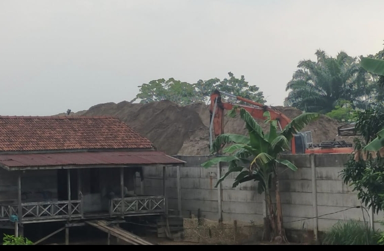 Warga Penyengat Olak Desak Pemerintah Tindak Stokpile Pasir, Rumah Retak hingga Tiap Hari "Makan Debu" Warga Penyengat Olak Desak Pemerintah Tindak Stokpile Pasir, Rumah Retak hingga Tiap Hari "Makan Debu"