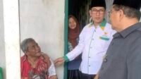wali kota jambi maulana kunjungi warga lansia dan korban kecelakaan serahkan bantuan lansung wali kota jambi maulana kunjungi warga lansia dan korban kecelakaan serahkan bantuan lansung