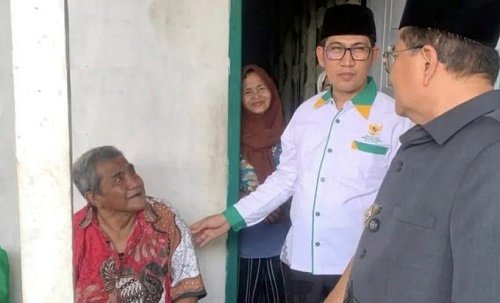 wali kota jambi maulana kunjungi warga lansia dan korban kecelakaan serahkan bantuan lansung