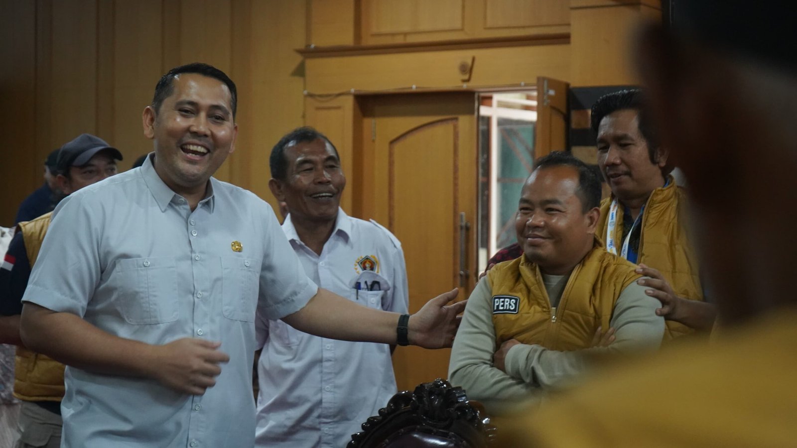 Bupati Merangin, M. Syukur, menegaskan bahwa Pemerintah Kabupaten Merangin terbuka terhadap masukan dan tidak anti terhadap kritik dari insan pers. Meski demikian, ia mengingatkan agar setiap kritik yang disampaikan tetap berlandaskan data, fakta, dan prinsip profesionalisme jurnalistik.