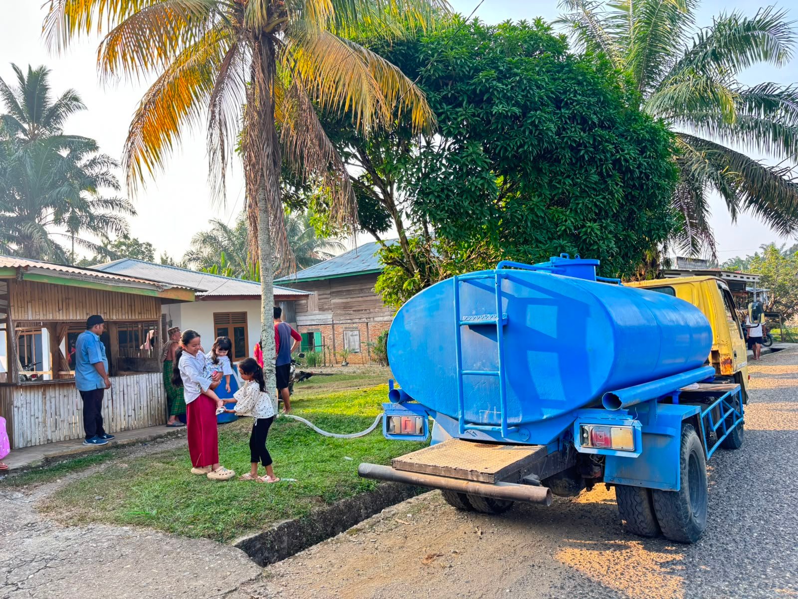 Bupati Merangin M Syukur berikan bantuan air bersih untuk warga Desa Kungkai, Kecamatan Bangko.