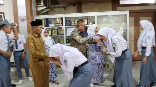 Walikota Sungai Penuh Lepas Pelajar Terbaik Sungai Penuh Bertugas di Tingkat Nasional dan Provinsi