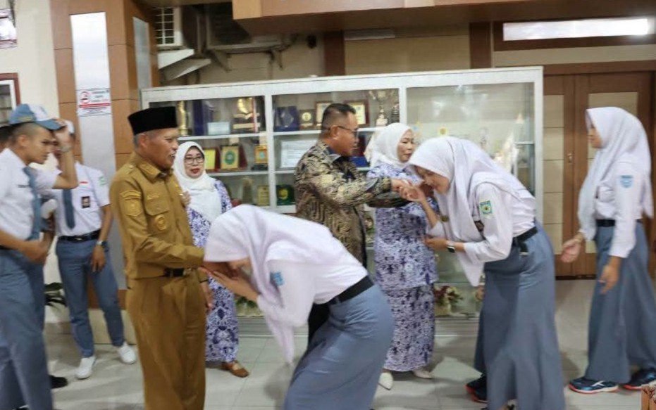 Walikota Sungai Penuh Lepas Pelajar Terbaik Sungai Penuh Bertugas di Tingkat Nasional dan Provinsi