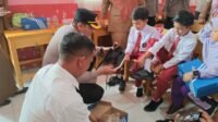 Polres Kerinci Serahkan Bantuan Sepatu untuk Siswa SD 023 Sungai Penuh