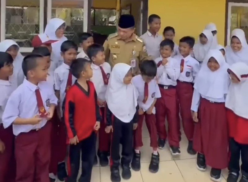 Al Haris Ways: Rindu Masa Kecil di Sekolah Dasar, dari Baju Pinjaman Hingga Perjalanan Menuntut Ilmu