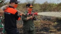 Turun Langsung Padamkan Karhutla di Air Merah, Gubernur Al Haris: Api Sudah 3 Hari, Gambut Sulit Dipadamkan Turun Langsung Padamkan Karhutla di Air Merah, Gubernur Al Haris: Api Sudah 3 Hari, Gambut Sulit Dipadamkan