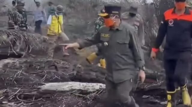 Al Haris Ways: Karhutla Gambut di Desa Gambut Jaya Muaro Jambi, Kami Terus Berupaya Padamkan Api Al Haris Ways: Karhutla Gambut di Desa Gambut Jaya Muaro Jambi, Kami Terus Berupaya Padamkan Api