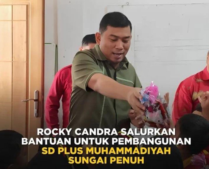 Rocky Candra Bawa Rp300 Juta Untuk SD Plus Muhammadiyah Sungai Penuh