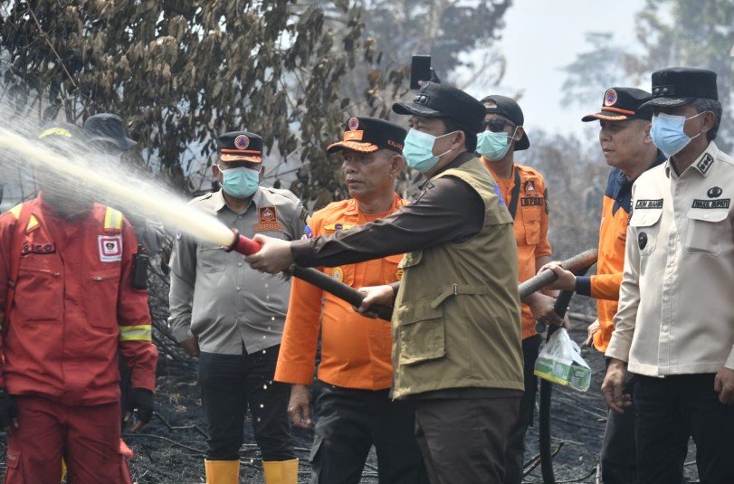 Bupati Muaro Jambi BBS Turun Langsung Padamkan Karhutla, Posko Dapur dan Kesehatan Dibuka