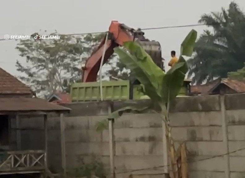 DLH Provinsi dan DLH Muaro Jambi Saling "Lempar", Terkait Konflik Stockpile Pasir di Penyengat Olak