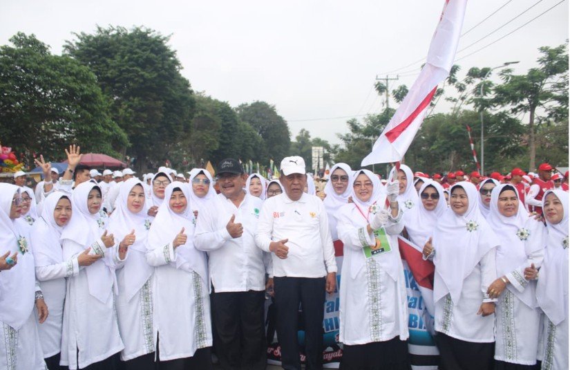 Wagub Sani Lepas Pawai Pembangunan, Bentangkan Semangat Kemerdekaan dari Taman Putri Pinang Masak ke Rumah Dinas Gubernur Jambi