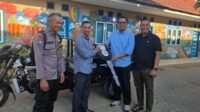 Bersama Bujang Zuar, Elpisina Serahkan Motor Roda Tiga Pengangkut Sampah