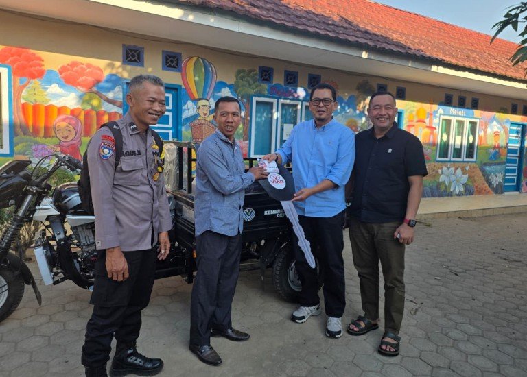 Bersama Bujang Zuar, Elpisina Serahkan Motor Roda Tiga Pengangkut Sampah