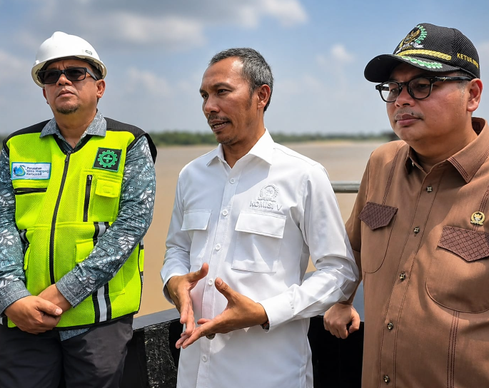 Edi Purwanto (tengah).