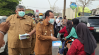 Angka ISPU Berada di 314 Masuk Kategori Bahaya, Bupati BBS Berikan 10 Ribu Masker Angka ISPU Berada di 314 Masuk Kategori Bahaya, Bupati BBS Berikan 10 Ribu Masker