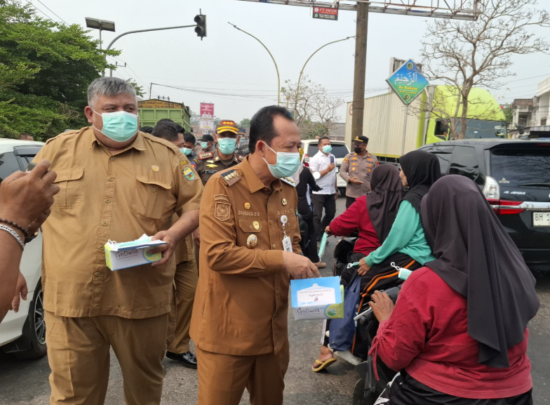 Angka ISPU Berada di 314 Masuk Kategori Bahaya, Bupati BBS Berikan 10 Ribu Masker