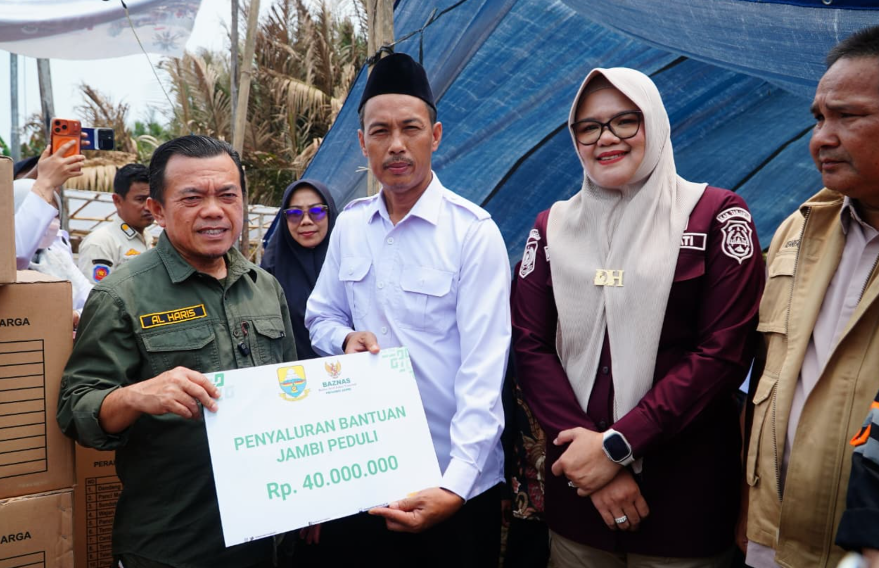 Gubernur Al Haris Datangi Korban Kebakaran di Lagan Tengah Tanjabtim, Bantu Biaya Pembangunan Rumah Warga