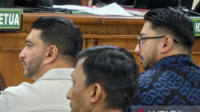 Suami dan Anak Bupati Diperiksa di Pengadilan Suami dan Anak Bupati Diperiksa di Pengadilan