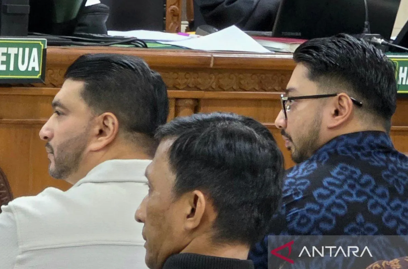 Suami dan Anak Bupati Diperiksa di Pengadilan