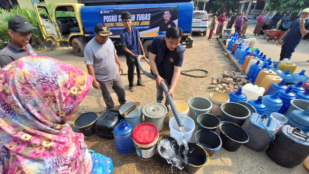 Karang Taruna Jambi Salurkan 8.000 Liter Air Bersih untuk Warga Desa Puding