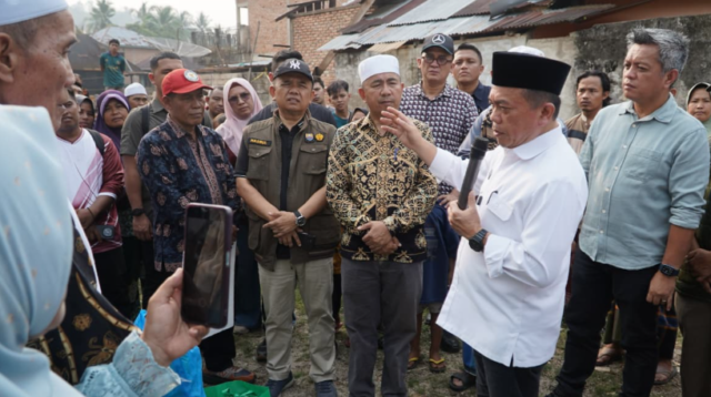 Gubernur Al Haris Turun Langsun Serahkan Bantuan untuk Korban Kebakaran di Desa Buat Kabupaten Bungo