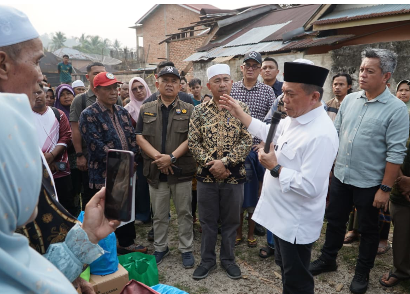 Gubernur Al Haris Turun Langsun Serahkan Bantuan untuk Korban Kebakaran di Desa Buat Kabupaten Bungo