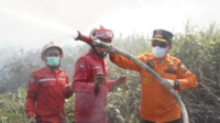 Tak Gentar Lewati Medan Sulit, Al Haris Berjibaku Padamkan Karhutla di Pelosok Tanjabtim Tak Gentar Lewati Medan Sulit, Al Haris Berjibaku Padamkan Karhutla di Pelosok Tanjabtim
