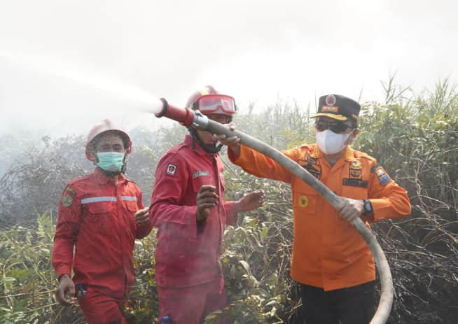 Tak Gentar Lewati Medan Sulit, Al Haris Berjibaku Padamkan Karhutla di Pelosok Tanjabtim