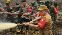 Gubernur Al Haris Bersama Pangdam TIB Turun ke Kawasan Gambut Londerang Padamkan Karhutla Gubernur Al Haris Bersama Pangdam TIB Turun ke Kawasan Gambut Londerang Padamkan Karhutla