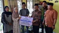 wali kota jambi maulana bertakziah ke rumah duka almarhum ketua rt 17 rawasari, serahkan santunan rp42 juta wali kota jambi maulana bertakziah ke rumah duka almarhum ketua rt 17 rawasari, serahkan santunan rp42 juta
