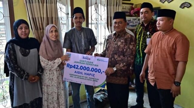 wali kota jambi maulana bertakziah ke rumah duka almarhum ketua rt 17 rawasari, serahkan santunan rp42 juta