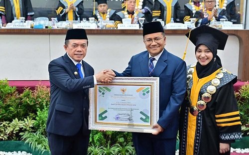 cetak generasi unggul dan berjiwa entrepreneur, wali kota maulana hadiri wisuda sarjana iaima jambi