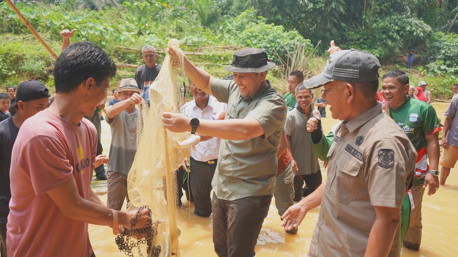 Bupati Merangin H M Syukur didampingi Wabup H A Khafid, membuka Lubuk Larangan Desa Telun, Kecamatan Nalo Tantan. Menariknya hasil tangkapan ikannya hanya satu jenis Ikan Juaro, Rabu (2/9/2026).