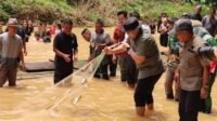 Bupati Merangin H M Syukur didampingi Wabup H A Khafid, membuka Lubuk Larangan Desa Telun, Kecamatan Nalo Tantan. Menariknya hasil tangkapan ikannya hanya satu jenis Ikan Juaro, Rabu (2/9). Bupati Merangin H M Syukur didampingi Wabup H A Khafid, membuka Lubuk Larangan Desa Telun, Kecamatan Nalo Tantan. Menariknya hasil tangkapan ikannya hanya satu jenis Ikan Juaro, Rabu (2/9).