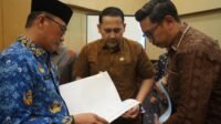 Bupati Merangin, M. Syukur didampingi Sekda Zulhifni dan kepala BKPSDMD, Ferdi Firdaus menghadiri Rapat Koordinasi (Rakor) Pembinaan Manajemen Aparatur Sipil Negara (ASN) se-Provinsi Jambi yang digelar di Hotel Amaris Bungo, Kamis (3/9/2026). Bupati Merangin, M. Syukur didampingi Sekda Zulhifni dan kepala BKPSDMD, Ferdi Firdaus menghadiri Rapat Koordinasi (Rakor) Pembinaan Manajemen Aparatur Sipil Negara (ASN) se-Provinsi Jambi yang digelar di Hotel Amaris Bungo, Kamis (3/9/2026).