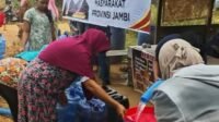 Hari Keempat, Rocky Candra Kembali Salurkan Air Bersih untuk Warga Muaro Jambi Hari Keempat, Rocky Candra Kembali Salurkan Air Bersih untuk Warga Muaro Jambi