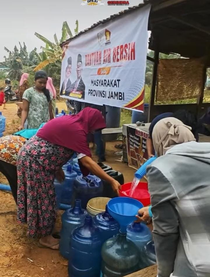Hari Keempat, Rocky Candra Kembali Salurkan Air Bersih untuk Warga Muaro Jambi