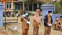 Kepedulian terhadap kesehatan masyarakat ditunjukkan Pemerintah Desa (Pemdes) Sungai Kapas, Kecamatan Bangko, Kabupaten Merangin, dengan membagikan masker gratis kepada warga dan pengguna jalan di tengah kondisi kabut asap yang semakin menebal. Kepedulian terhadap kesehatan masyarakat ditunjukkan Pemerintah Desa (Pemdes) Sungai Kapas, Kecamatan Bangko, Kabupaten Merangin, dengan membagikan masker gratis kepada warga dan pengguna jalan di tengah kondisi kabut asap yang semakin menebal.
