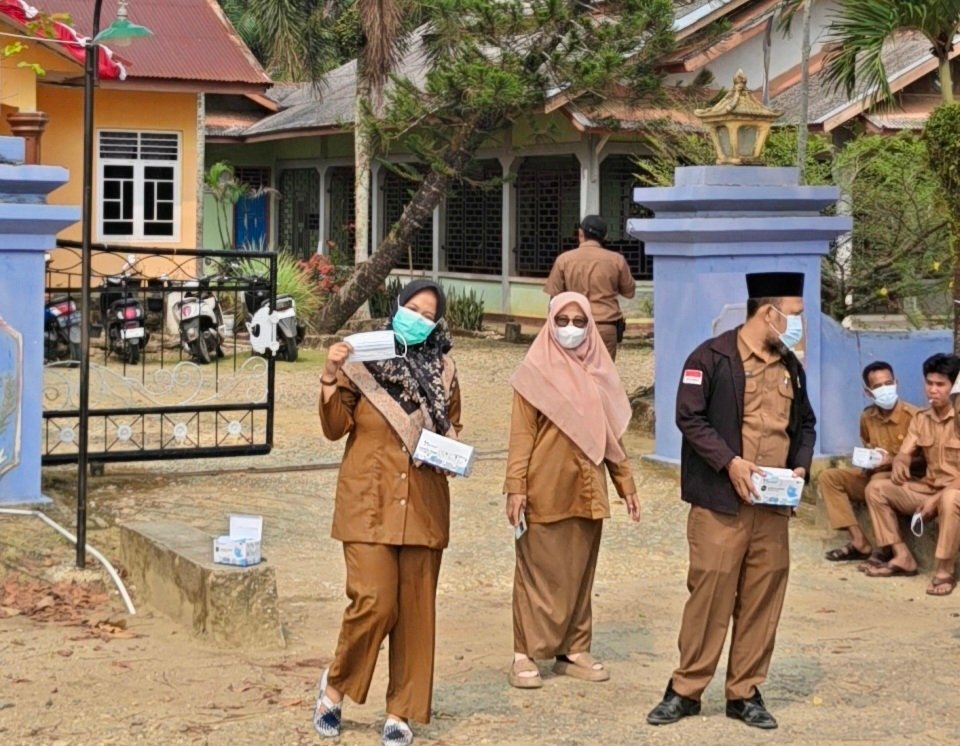 Kepedulian terhadap kesehatan masyarakat ditunjukkan Pemerintah Desa (Pemdes) Sungai Kapas, Kecamatan Bangko, Kabupaten Merangin, dengan membagikan masker gratis kepada warga dan pengguna jalan di tengah kondisi kabut asap yang semakin menebal.