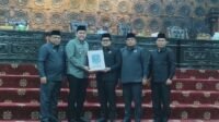 Pembahasan anggaran yang dinamis antara pihak eksekutif dan legislatif Kabupaten Merangin akhirnya berbuah manis. Dewan Perwakilan Rakyat Daerah (DPRD) bersama Pemerintah Kabupaten Merangin resmi menyepakati Ranperda Perubahan APBD (APBD-P) Tahun Anggaran 2026 menjadi Peraturan Daerah pada Kamis (17/9/2026) malam.