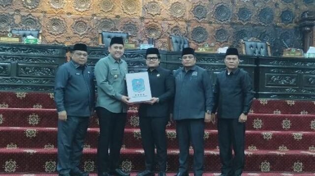 Pembahasan anggaran yang dinamis antara pihak eksekutif dan legislatif Kabupaten Merangin akhirnya berbuah manis. Dewan Perwakilan Rakyat Daerah (DPRD) bersama Pemerintah Kabupaten Merangin resmi menyepakati Ranperda Perubahan APBD (APBD-P) Tahun Anggaran 2026 menjadi Peraturan Daerah pada Kamis (17/9/2026) malam.
