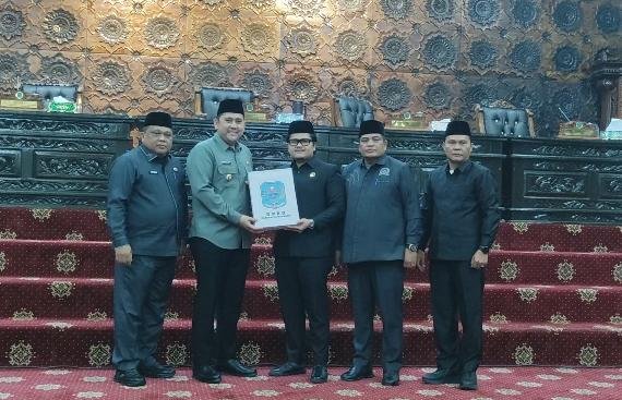 Pembahasan anggaran yang dinamis antara pihak eksekutif dan legislatif Kabupaten Merangin akhirnya berbuah manis. Dewan Perwakilan Rakyat Daerah (DPRD) bersama Pemerintah Kabupaten Merangin resmi menyepakati Ranperda Perubahan APBD (APBD-P) Tahun Anggaran 2026 menjadi Peraturan Daerah pada Kamis (17/9/2026) malam.