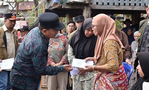 kebakaran hanguskan rumah di danau teluk jambi, wali kota maulana turun tangan beri bantuan