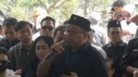 pdip berduka, bendera partai dikibarkan setengah tiang untuk mengenang guruh soekarnoputra pdip berduka, bendera partai dikibarkan setengah tiang untuk mengenang guruh soekarnoputra