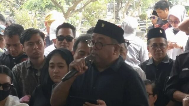 pdip berduka, bendera partai dikibarkan setengah tiang untuk mengenang guruh soekarnoputra