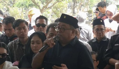 pdip berduka, bendera partai dikibarkan setengah tiang untuk mengenang guruh soekarnoputra