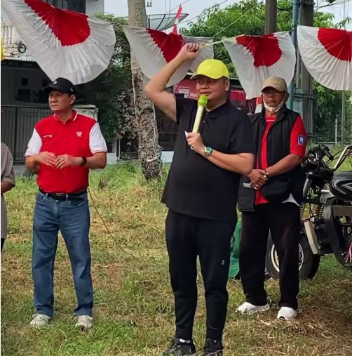 Semarak HUT RI ke-81, Ketua DPRD Kota Jambi Kemas Faried Alfarelly Lepas Gerak Jalan Santai Bersama Warga